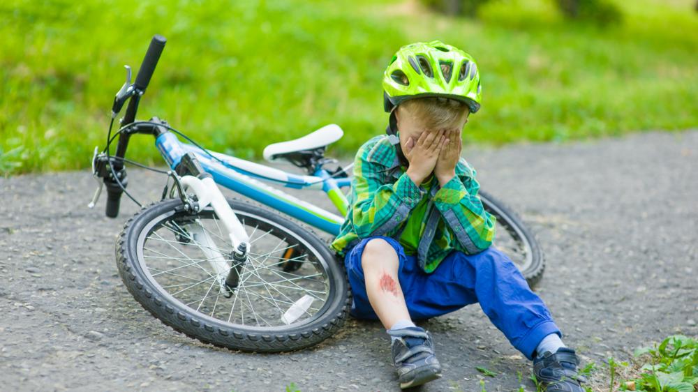 哭的孩子,从一辆自行车