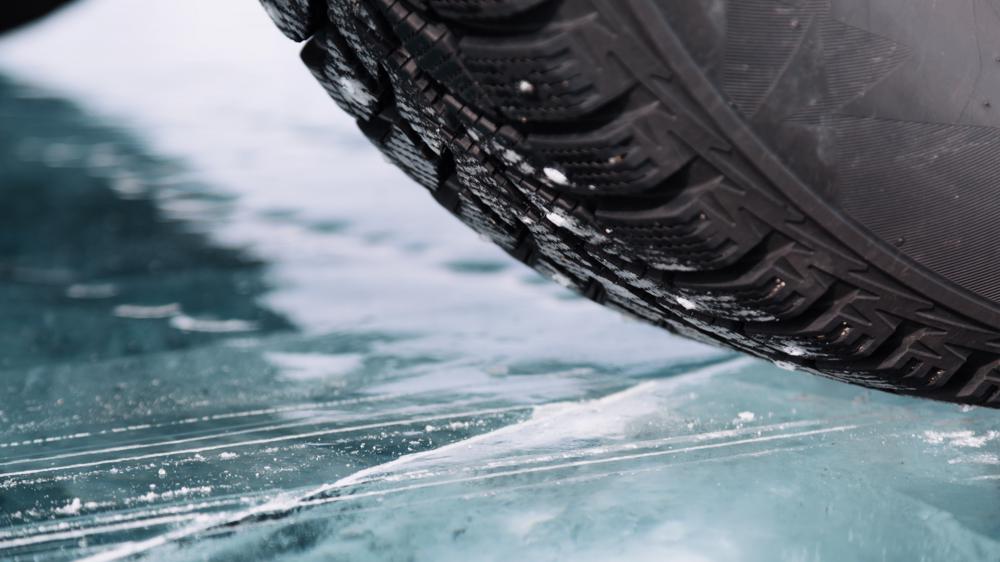 冬季轮胎在极冷的温度下结冰